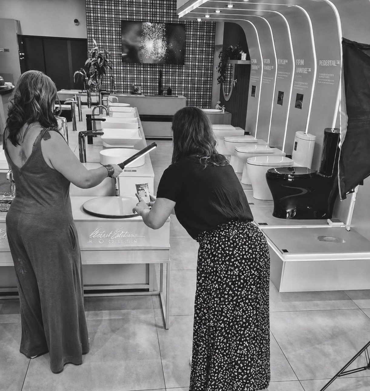 Bastidores de produção de conteúdo da Ello Media em showroom de arquitetura e design
