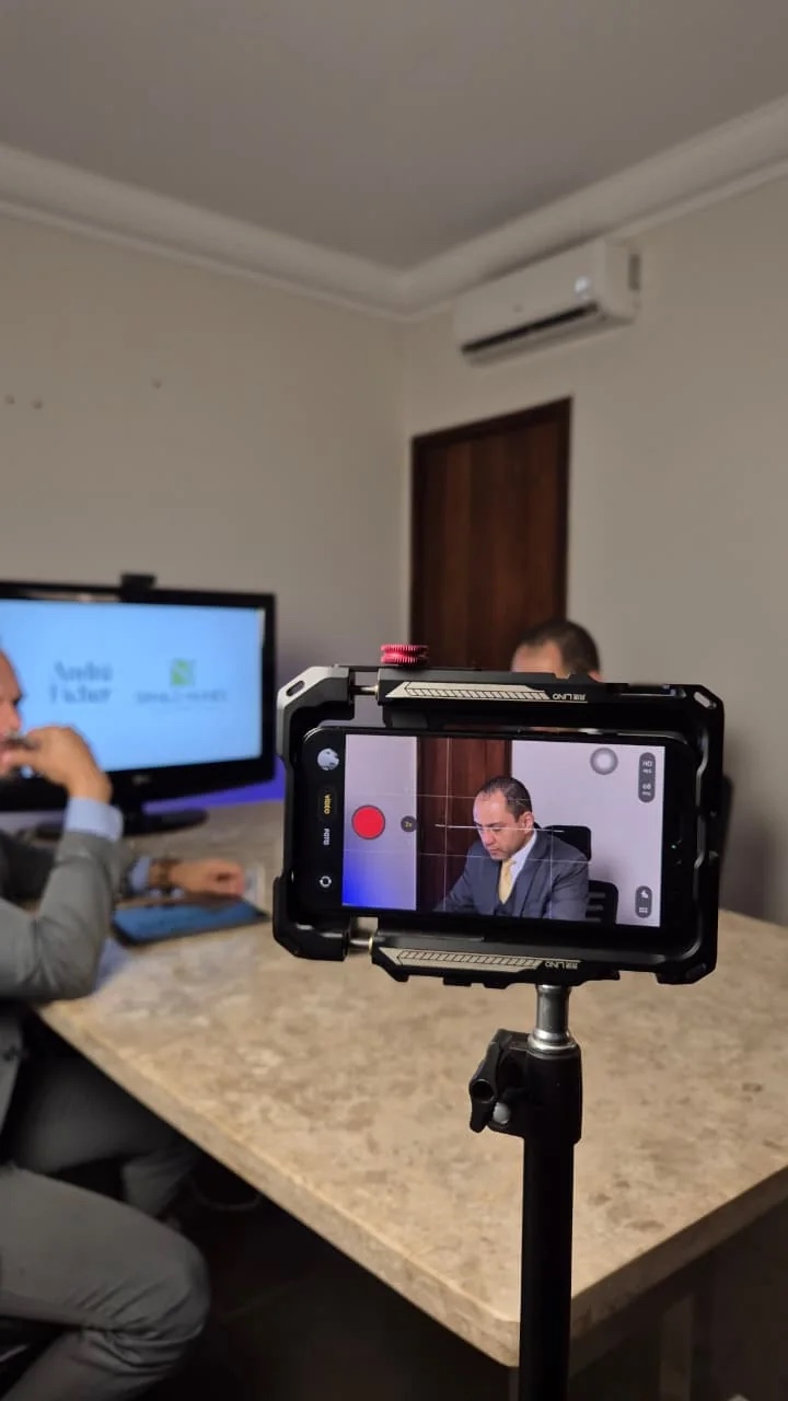 Bastidores de gravação de conteúdo jurídico